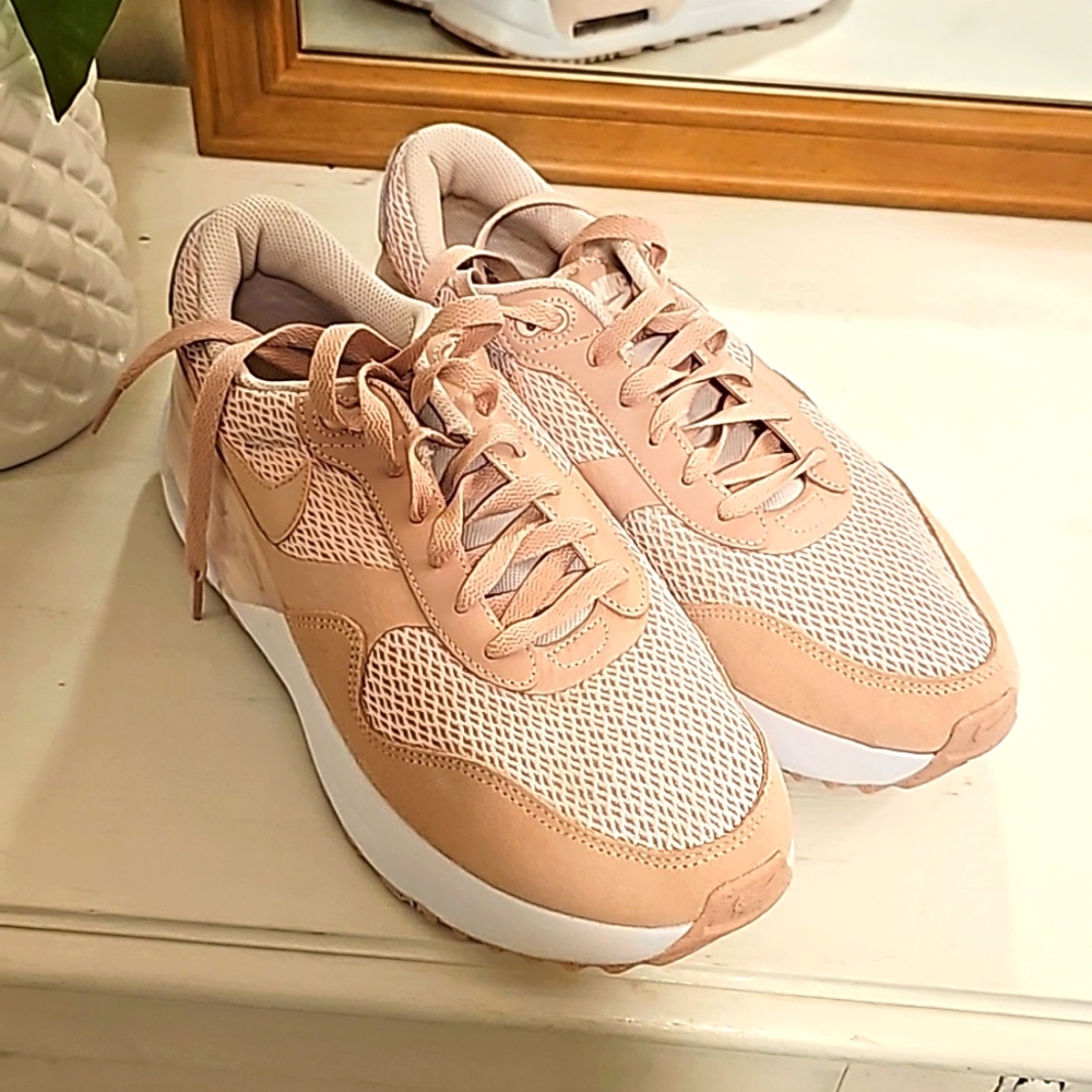 Women's Nike Air Max Excee Shoes DM9538-600 Violet Pink. NWOT never worn